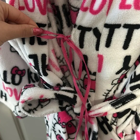 Hello Kitty Plush Robe - Picture 6 of 6